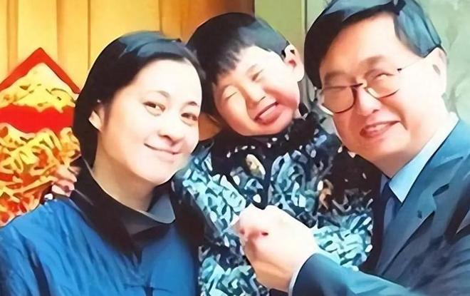 玥儿和筱梅逛街同框！背影神似年轻大S，一家人团聚画面太暖心