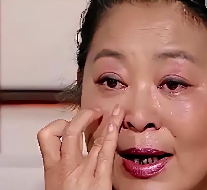 玥儿和筱梅逛街同框！背影神似年轻大S，一家人团聚画面太暖心
